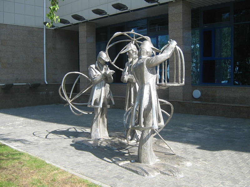 Очень любят в ХМАО сооружать памятники и скульптуры