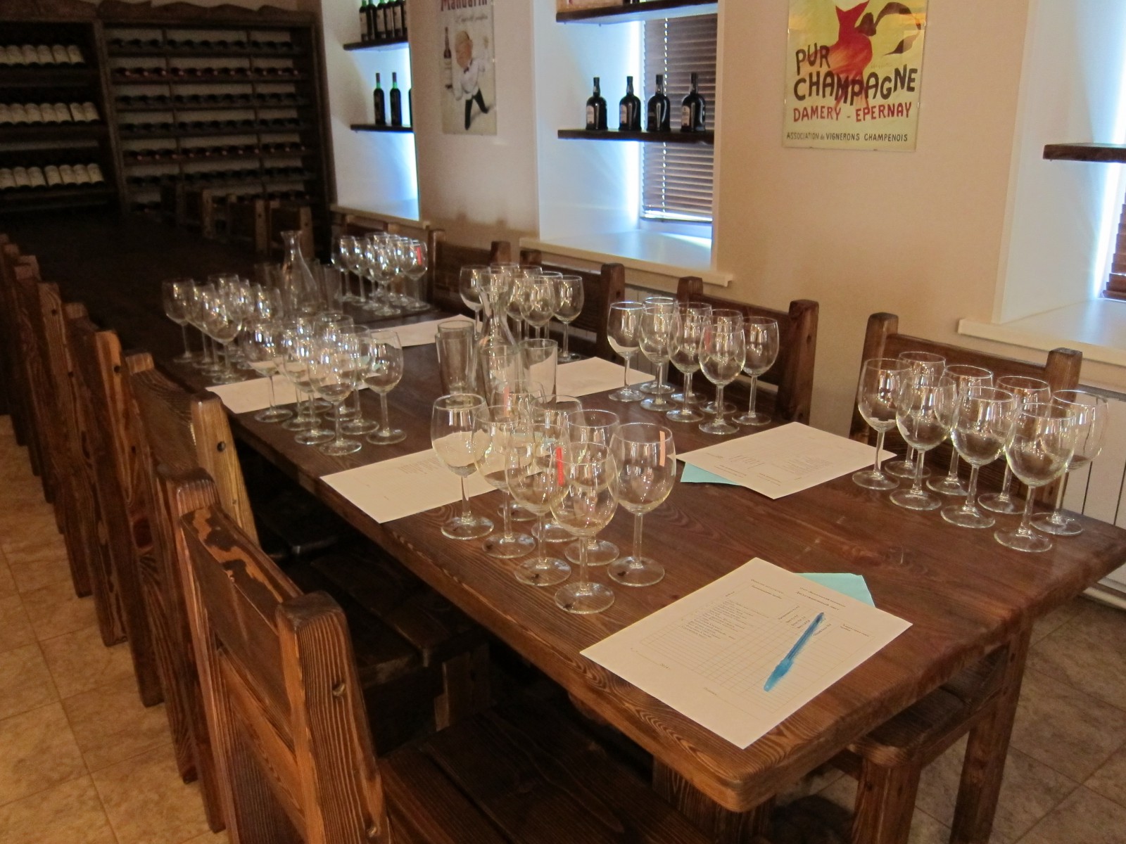 Бокалы сверкают и ждут гостей