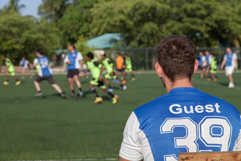 Футбольные матчи между гостями и персоналом