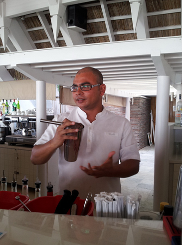 веселый бармен Рафи