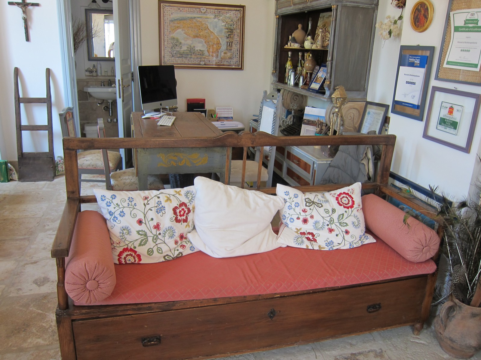 Ресепшн. Уютный диван для гостей., фото Алексеев Олег