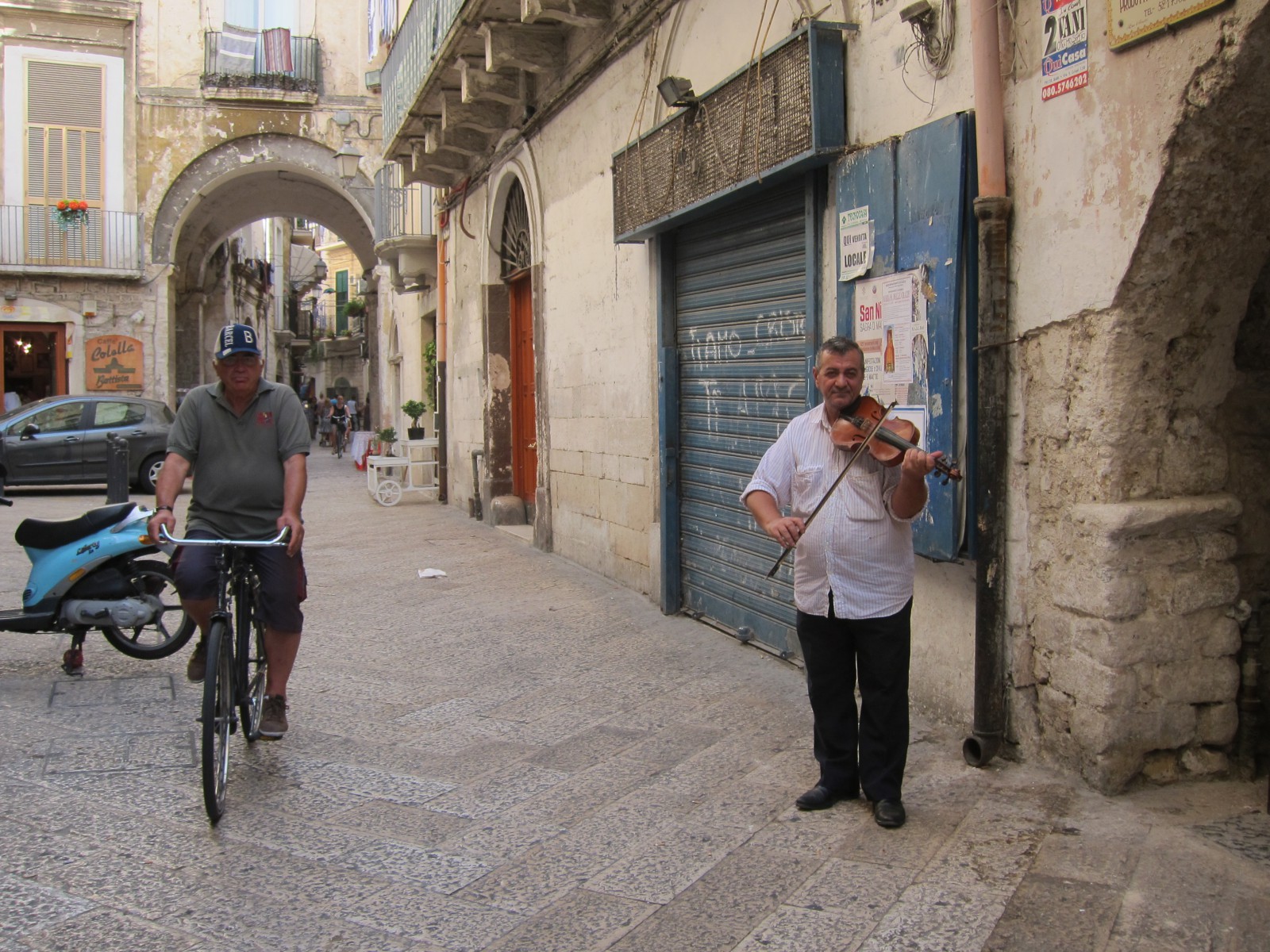 Скрипач в  Бари-Веккья, фото Олег Алексеев
