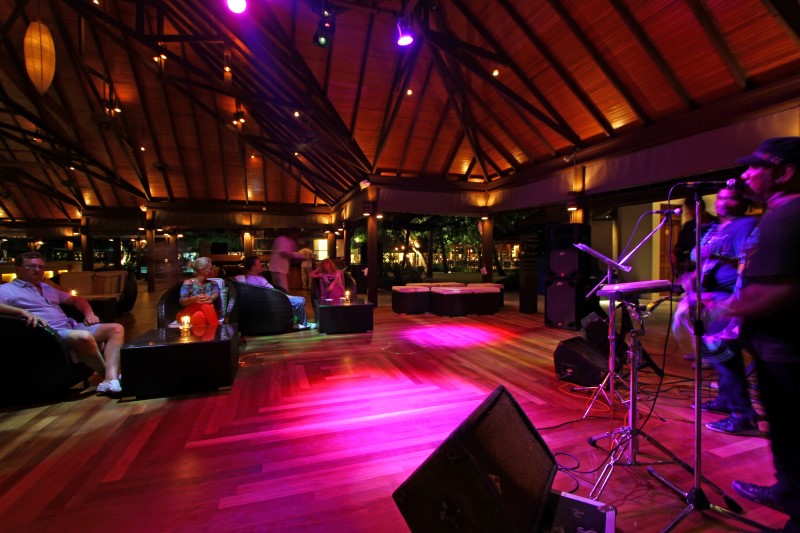 Вечером всегда живая музыка в лаунж баре