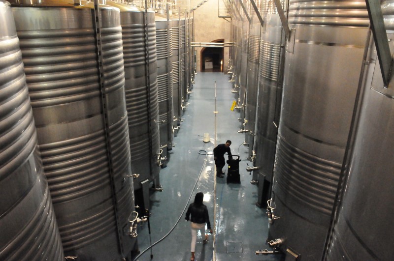 Здесь вино ферментируется, фото К.Исааков