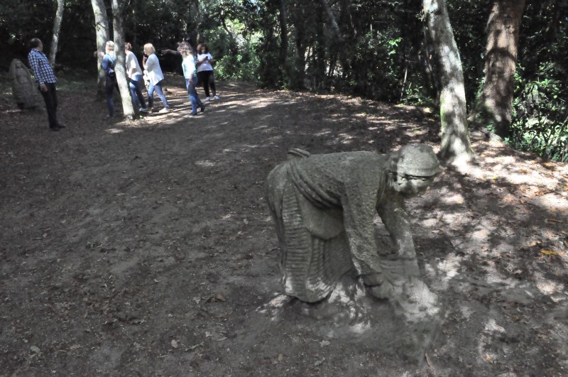 По пути вас встретят странные фигуры, фото Константин Исааков