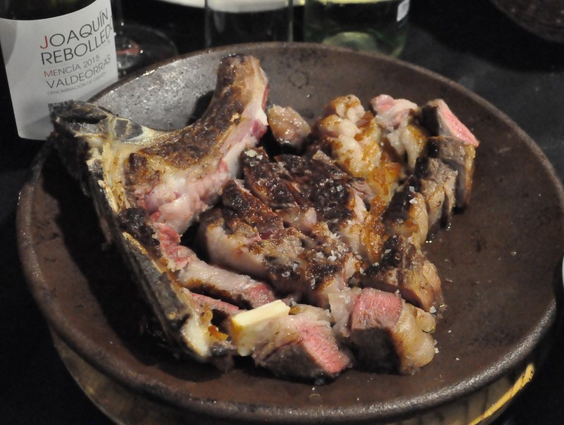 Это - стейк из говядины. Местных коров называют дикими - пасутся, где хотят, а потому мясо у них перемежается жирком, фото К.Исааков