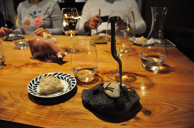 Один из вкуснейших здешних моллюсков - одна девятая часть дегустационного сета в Eirado da Leña