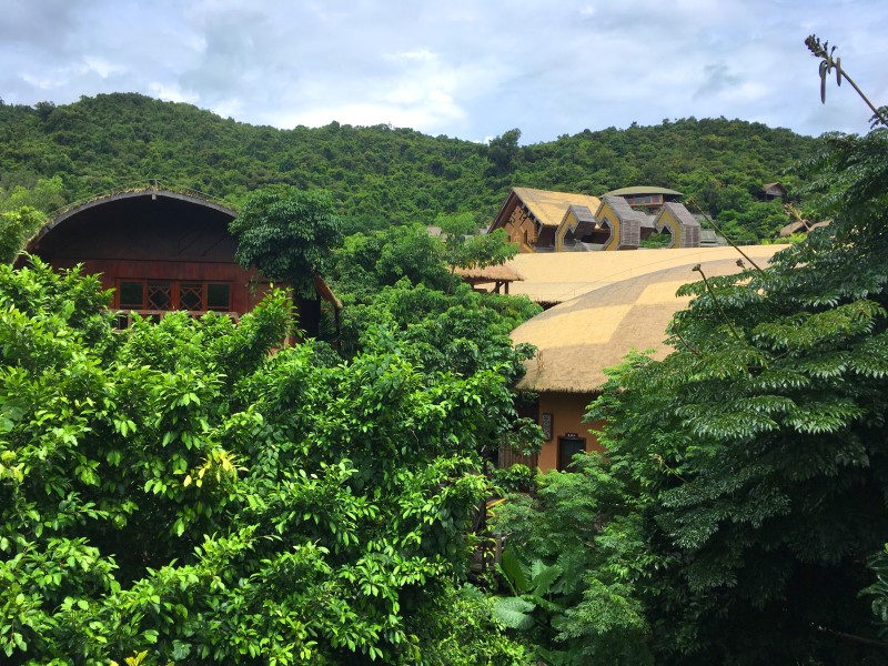 Народность Ли, как и много лет назад, продолжает жить в домиках из глины, бамбука и трав, © А. Полянская