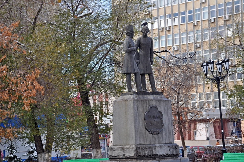 Как ни старался скульптор уравнять в росте двух знаменитых гостей Оренбурга - Александра Пушкина и Владимира Даля - но голубь все же внес свои коррективы, © Константин Исааков