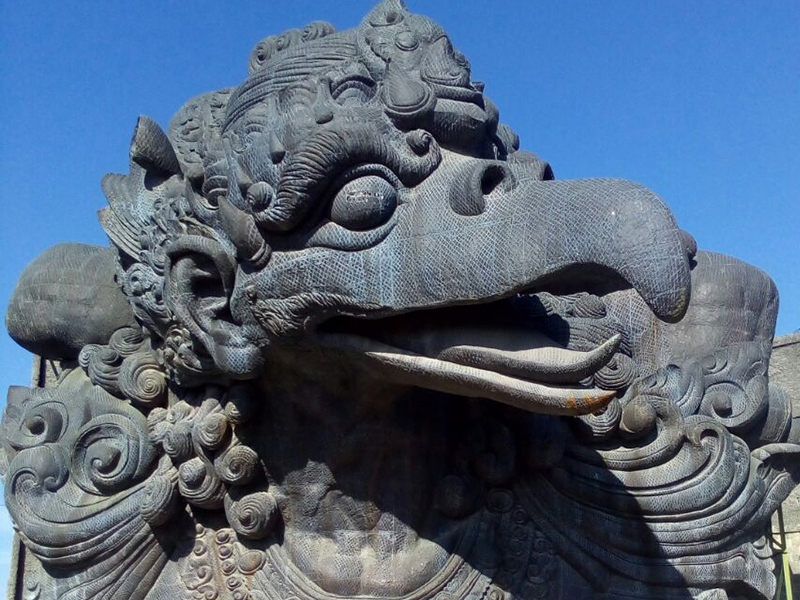 Мифическая птица Гаруда является национальным символом и изображена на гербе Индонезии