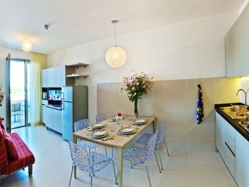 На кухне есть полный комплект посуды для семейного обеда