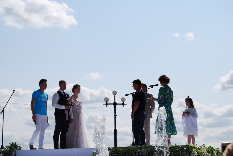 В центре Стрелки, под открытым небом 5 влюбленных пар заключили брак, © Лавренова Е.