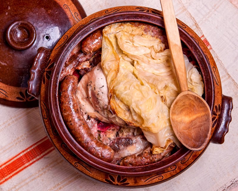 Рецепты включают запекание разных сезонных овощей вместе с мясом