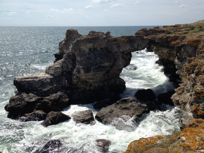 Скальная арка в селе Тюленово