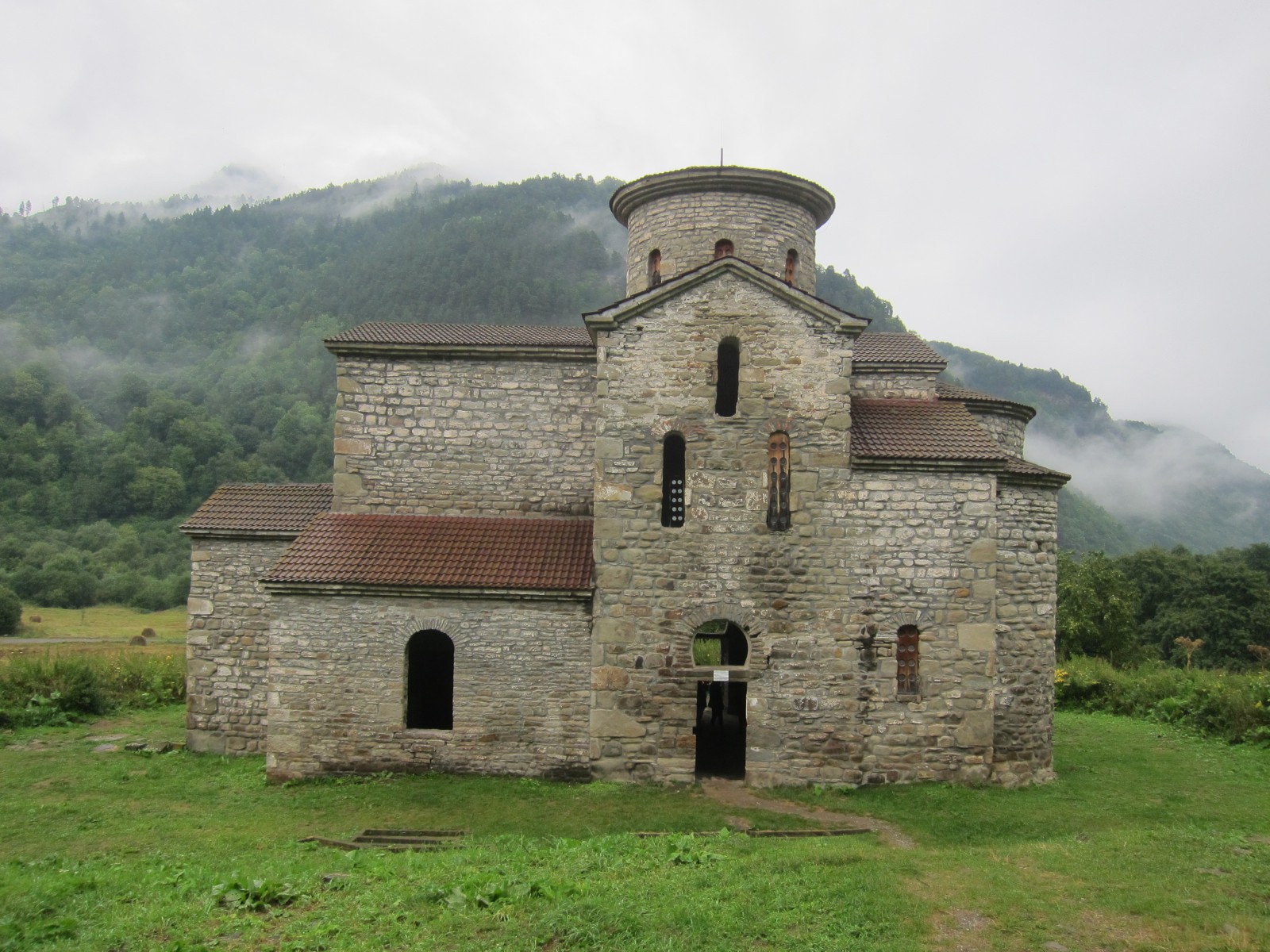 Средний храм на Архызском городище, © Алексеев О.