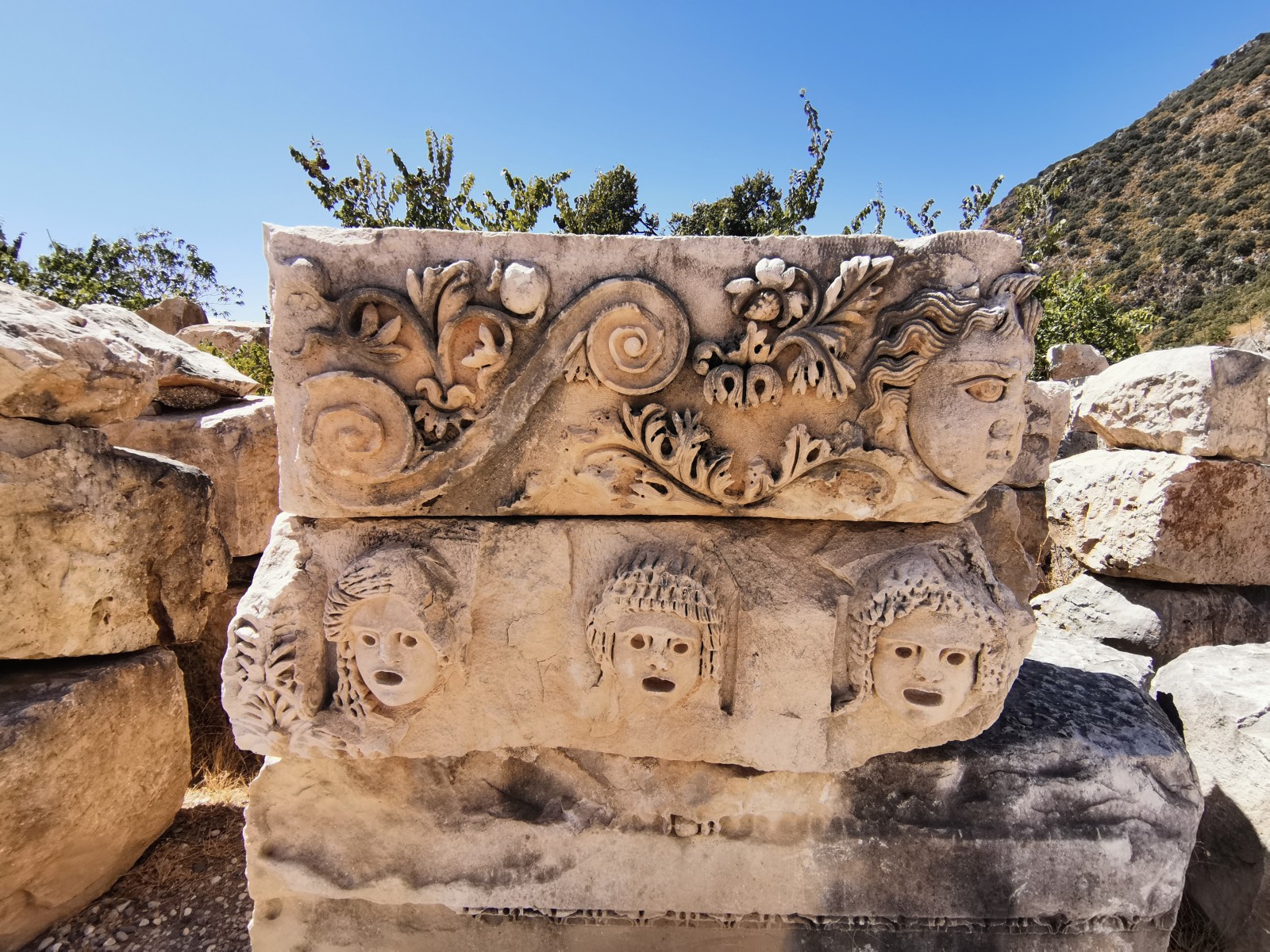 Театральные маски у входа в амфитеатр, © Алексеев Олег