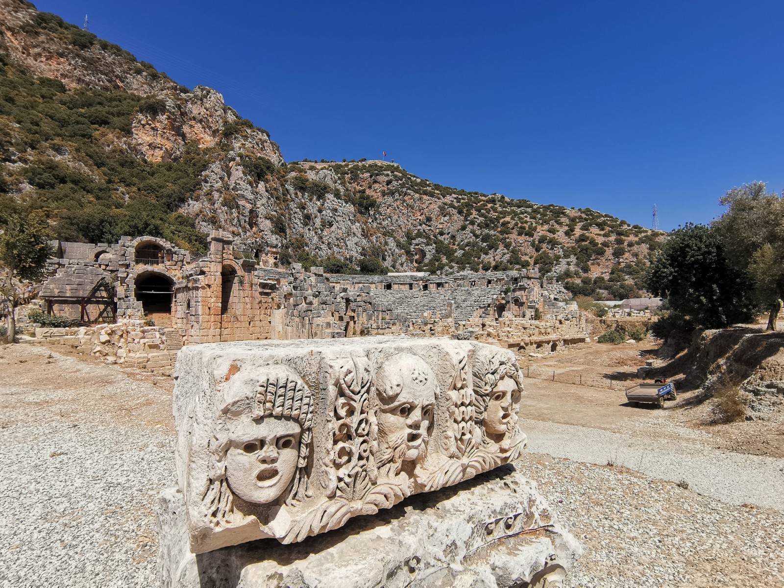 Обломки резьбы по камню, когда-то украшавшие сцену..., © Алексеев Олег