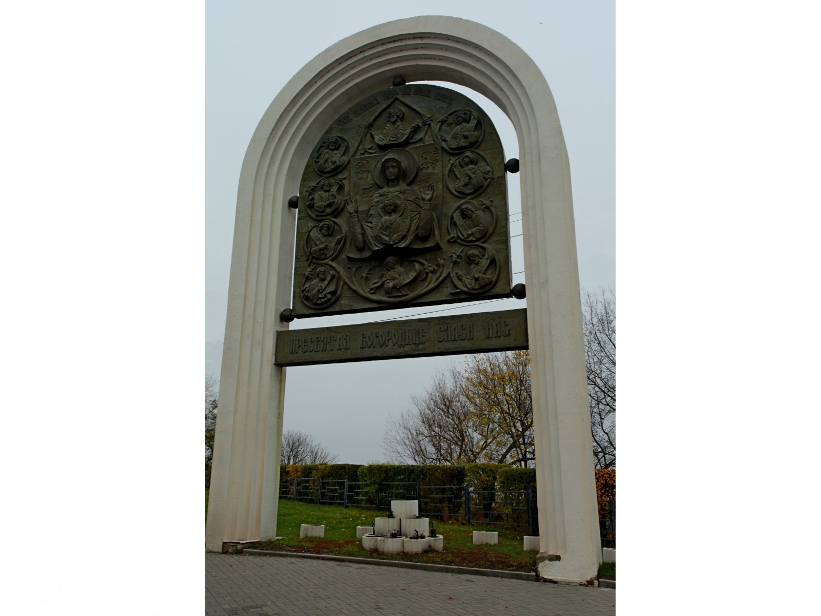 Памятник в честь 700-летия чудотворной иконы Божьей Матери «Знамение»., © Поздняков С.