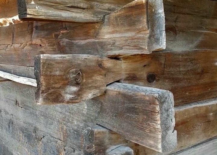 Стены рубили по традиции в «ласточкин хвост», © А.Владимирова