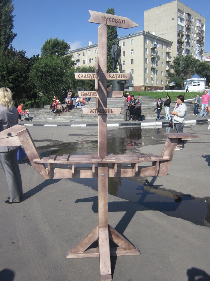 Памятный знак в виде древней ладьи с флюгером «Чусовая» © Г.Цыганкова