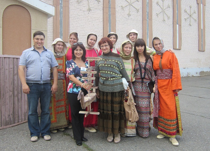 Вручение памятного знака автором Р. Исмагиловым и директором Фонда «Нанук» Н.Окороковой представителям городов. © Г.Цыганкова