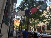 Несмотря на экономический рост , многие жители Циндао живут в домах на много квартир и сушат вещи на улице